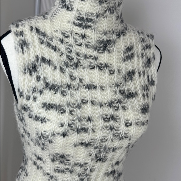 Zara Black and White Knit Sleeveless Top No tag but never used - Picture 2 of 6